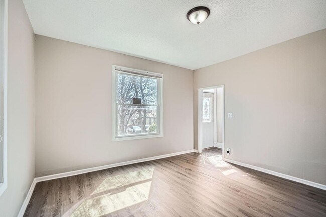 Building Photo - 707 Jenks Ave E