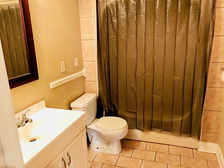 Building Photo - 2135 Mirabeau Ave