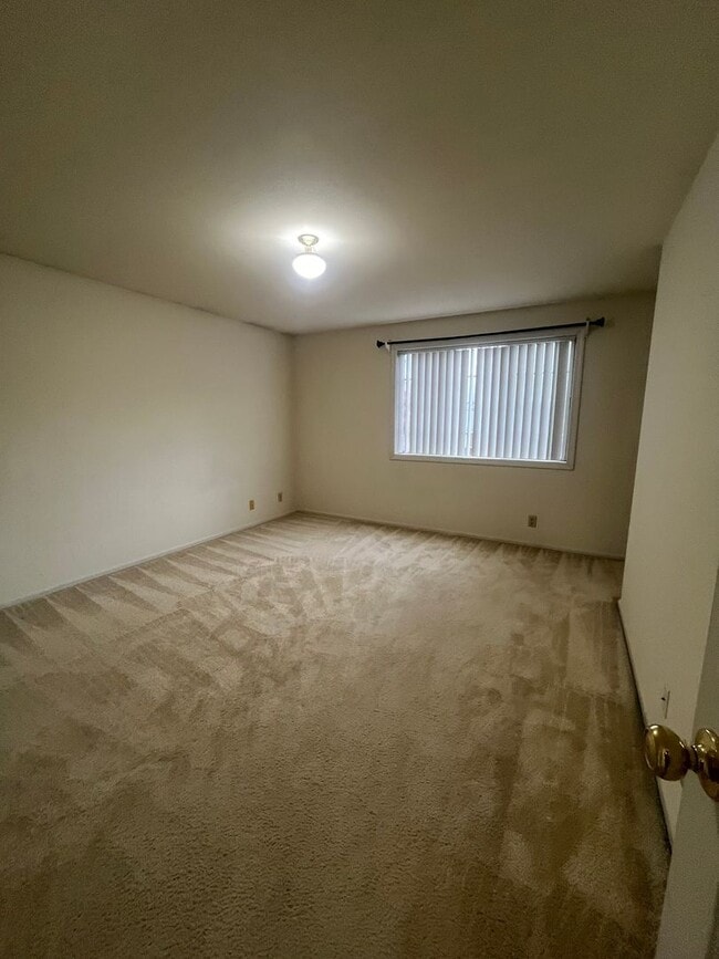 Building Photo - 2-bedroom 1-bathroom duplex in Thurston