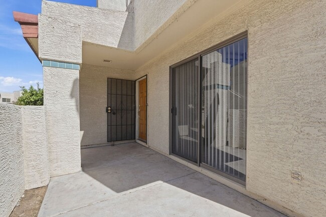 Building Photo - Two Bedrooms! 1 Car Garage!