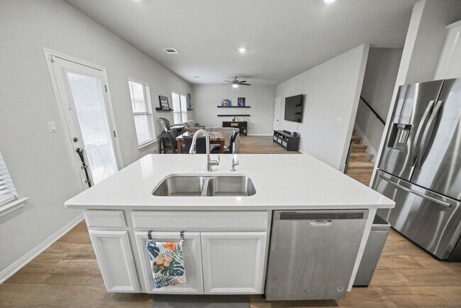 Building Photo - Stylish & Spacious 5-Bed in Prime Schertz Location! - Realtor Commission: $500