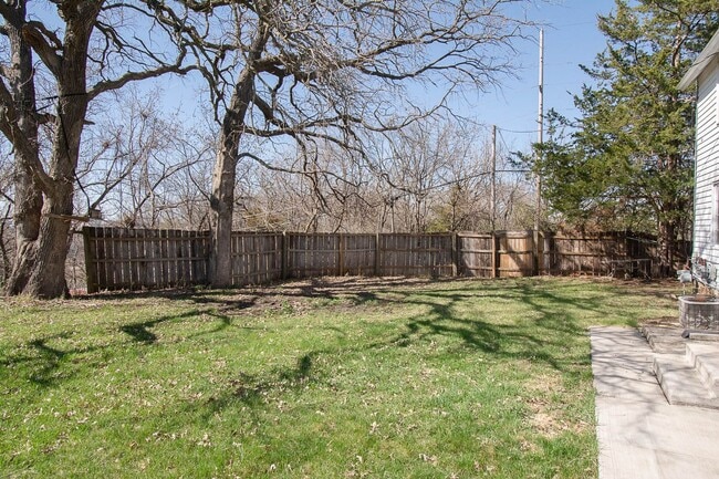 Building Photo - 2020/2022 Eastwood Rd SE