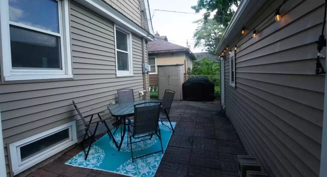 Building Photo - Charming Home in Heart of Rock Island