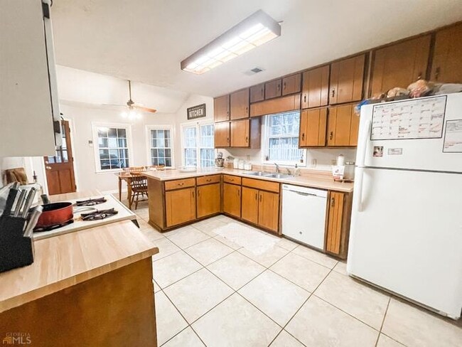 Building Photo - Fantastic 3bd/2ba home! Coming soon!