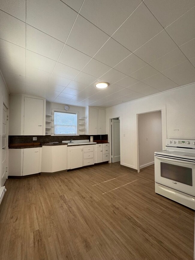 Building Photo - Remodeled 2-Bedroom Home on Oversized Lot