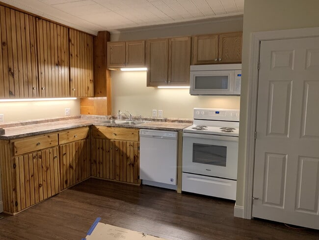 Building Photo - 1ST FLOOR!  3-bedroom unit located on a quiet dead-end street!