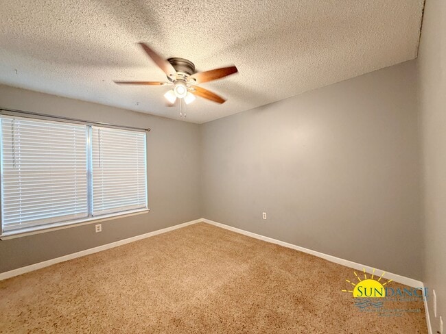 Building Photo - End-Unit Townhome located between Hurlburt Field and Eglin AFB w/ Fenced Yard!