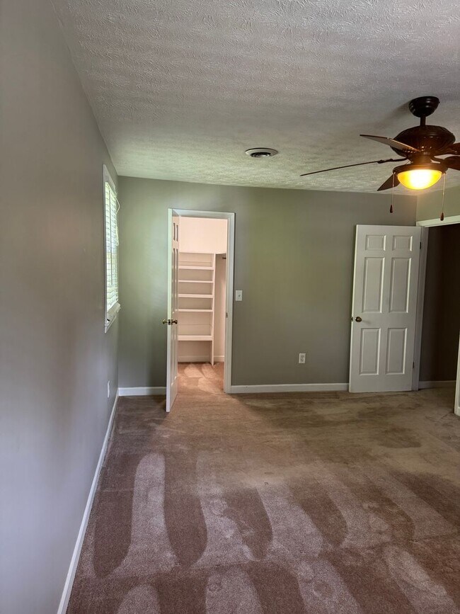 Building Photo - 4 Bedroom with fenced in yard!