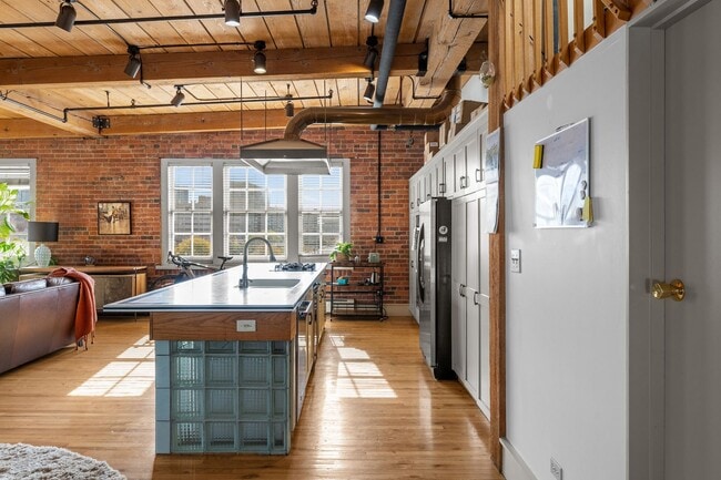 Building Photo - Beautiful loft in Downtown Denver!