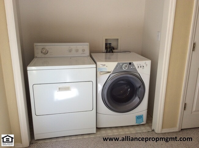 Building Photo - 3 Bedroom 2 Bath Condo Close to Hyalite Elementary
