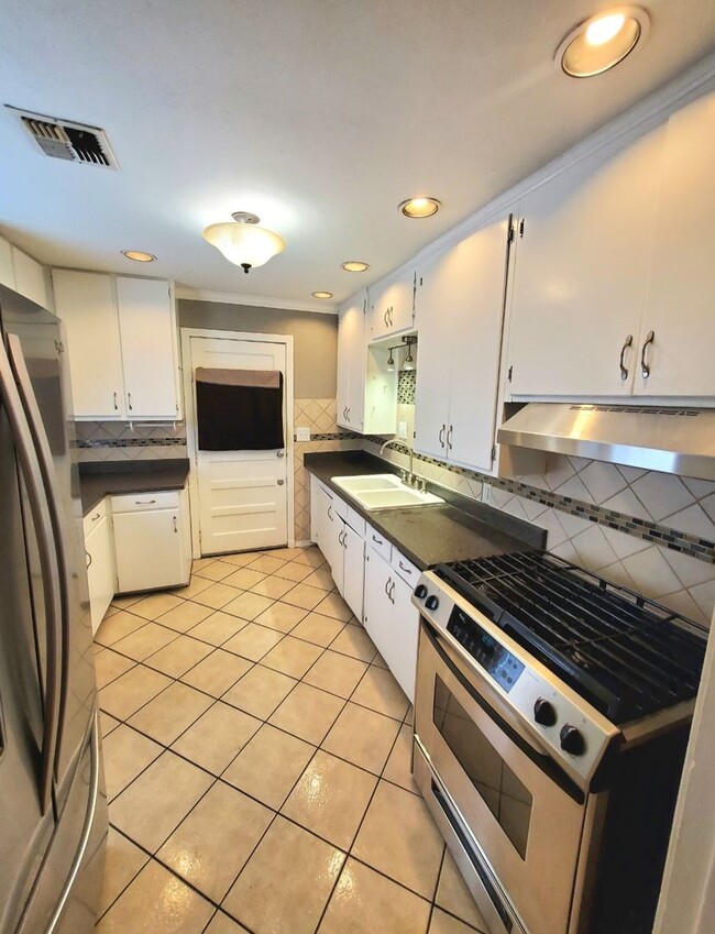 Building Photo - Cute 2 bed 1 bath near Tinker