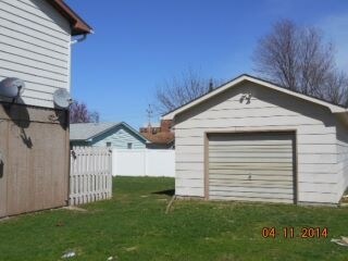 Building Photo - 306 N Oak St