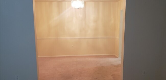 Building Photo - Gulf Gate Beauty
