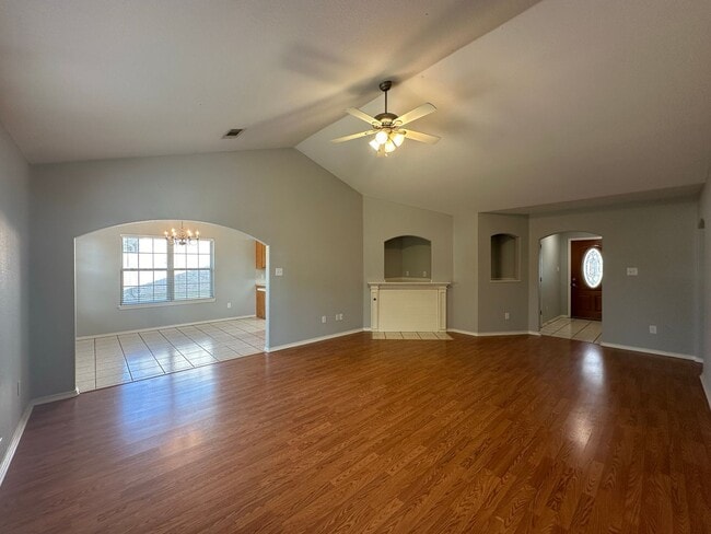 Building Photo - Beautiful 3 Bed 2 Bath Home w/ 2-Car Garage