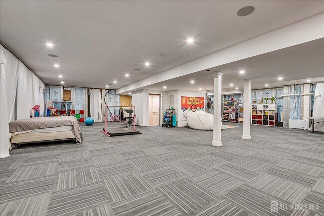 Building Photo - 3979 Park Ave