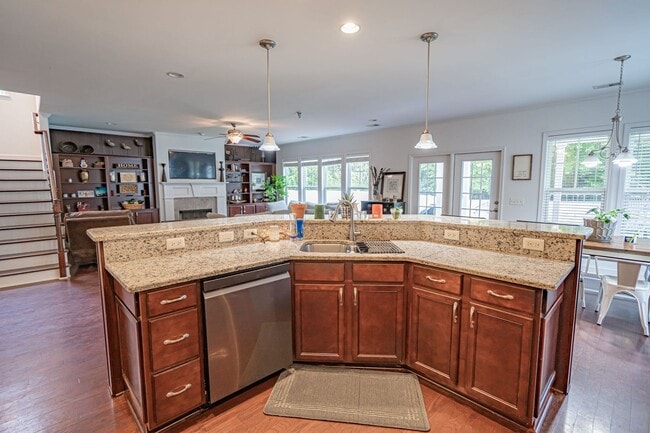 Building Photo - Forest Lakes Pooler