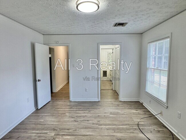 Building Photo - 2557 Woodley Rd