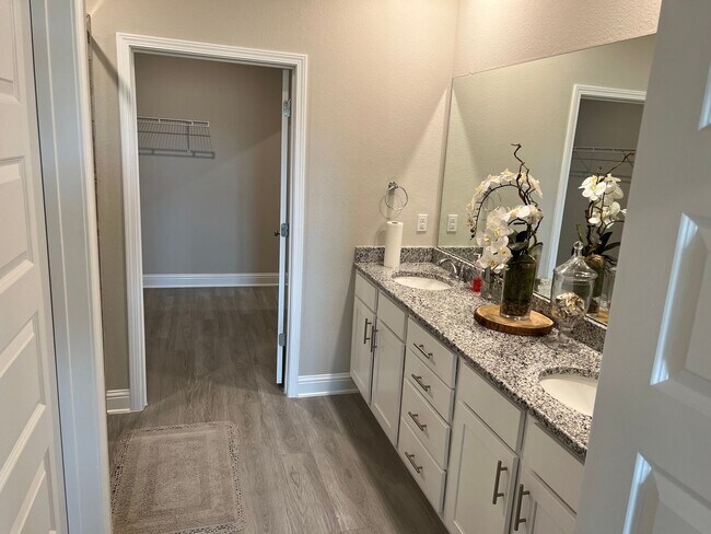 Building Photo - AVAILABLE IN NOVEMBER - Don't miss this op...