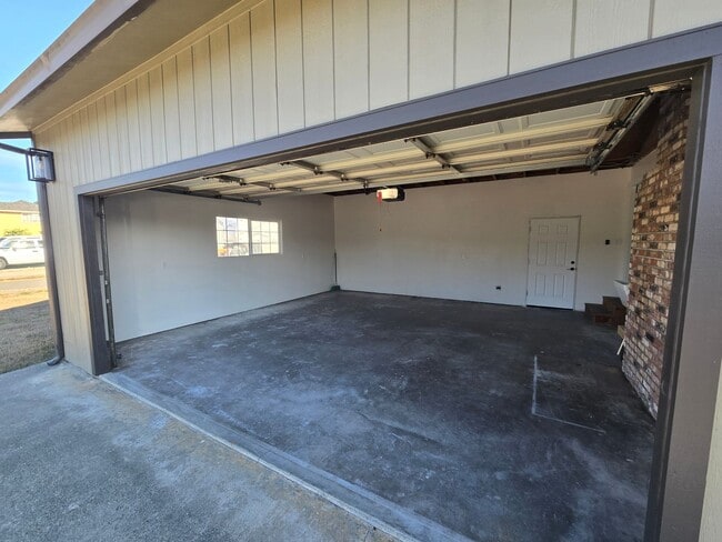 Building Photo - Price Reduction! Pet friendly! 3BD/2BA new...