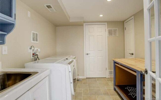 Building Photo - West Highlands 4-bedroom 2-bathroom