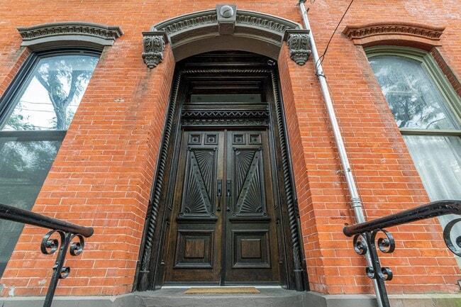 Building Photo - 139 Grand St