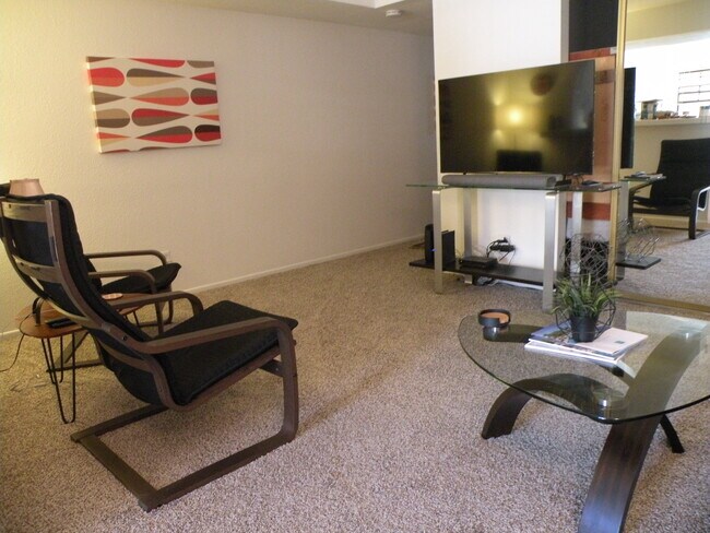 Living room - 5300 E Waverly Dr