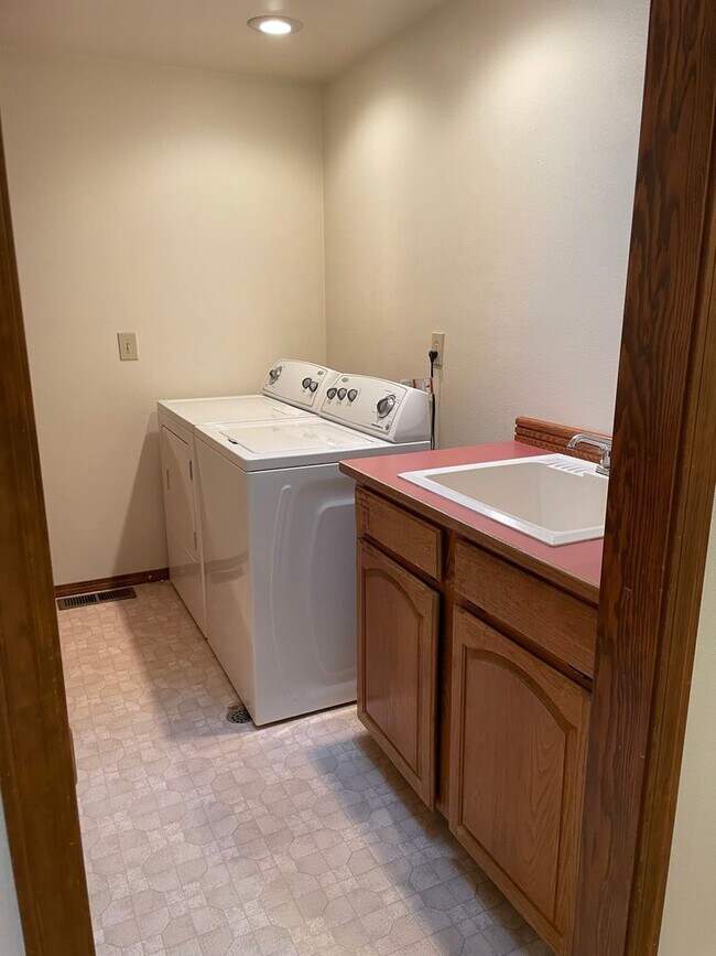 Building Photo - Golf Course Home in Mill Creek!