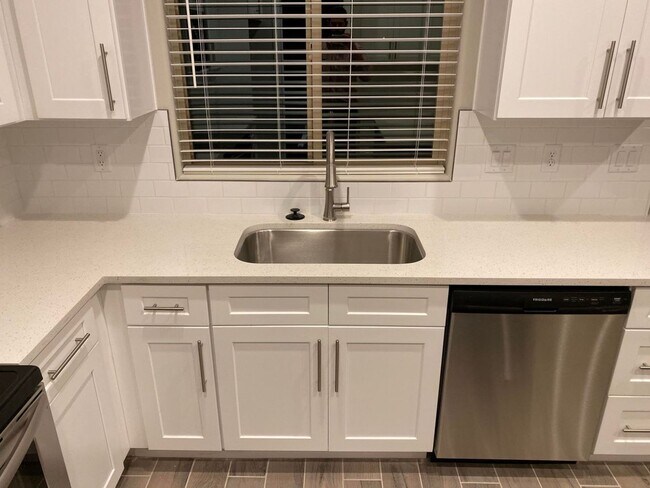 Building Photo - 3 Bedroom Townhome. Water, Sewer, and Garbage Included!