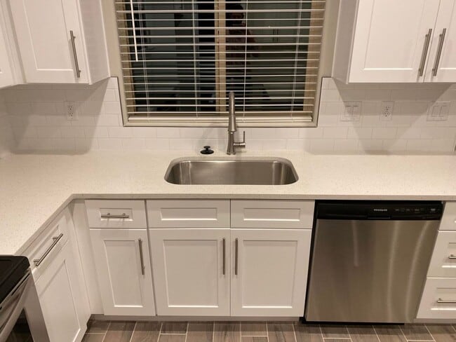 Building Photo - Wonderful 3 Bedroom Townhome. Water, sewer and garbage included.