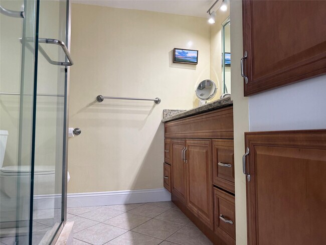 Building Photo - 1161 Hillsboro Mile