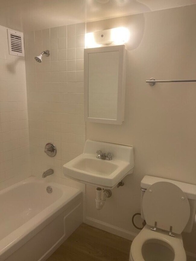 Building Photo - NEWLY RENOVATED! THE TOWN HOUSE CONDO!
