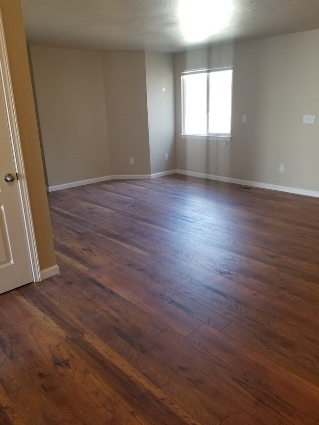 Building Photo - Surprisingly Spacious and Beautifully Upda...