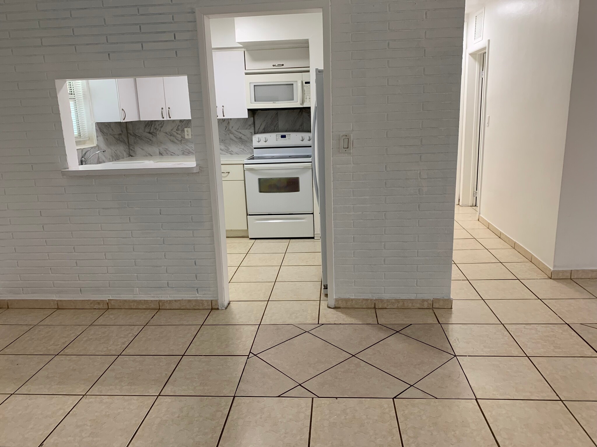 Building Photo - 2225 NE 123rd St