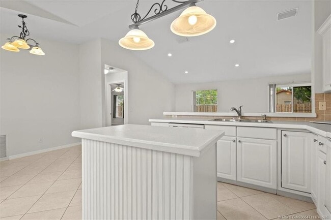 Building Photo - 517 SW College Park Rd