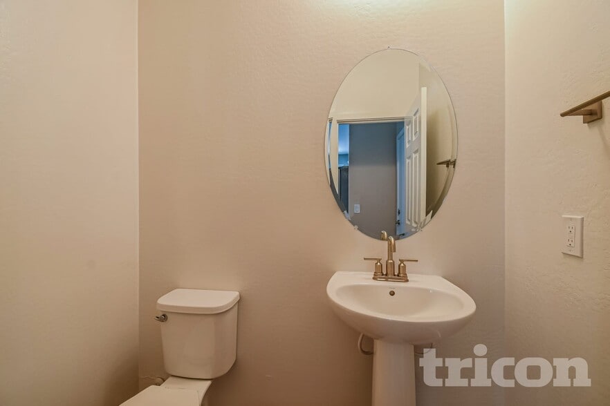 Building Photo - 4813 S Mole