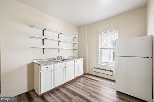 Building Photo - 13 E 21st St