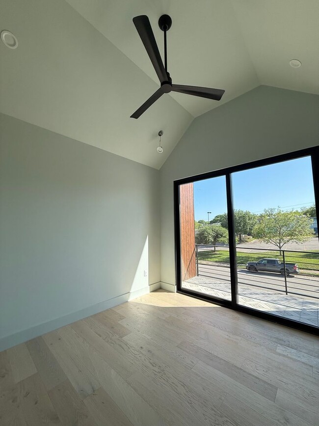 Building Photo - South Austin Oasis