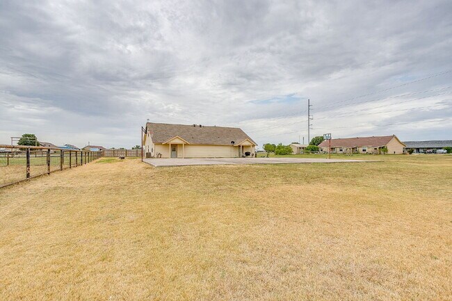 Building Photo - Updated Duplex in Weatherford with large y...