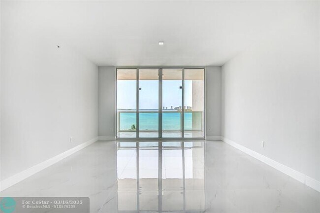 Building Photo - 2650 Lake Shore Dr
