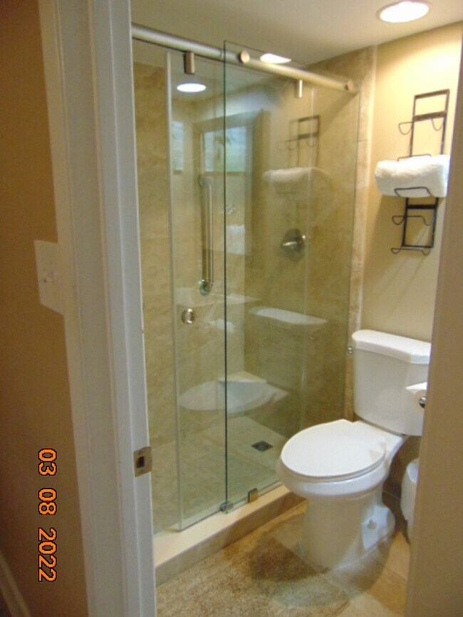 Building Photo - Views! Gorgeous, upgraded penthouse condo at The Breakers