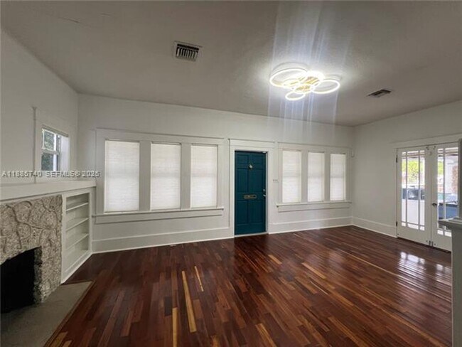 Building Photo - 130 SW 1st Ave