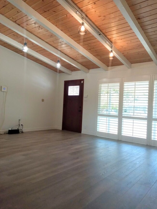 Building Photo - Beautifully Remodeled 2bd Single Story Hou...