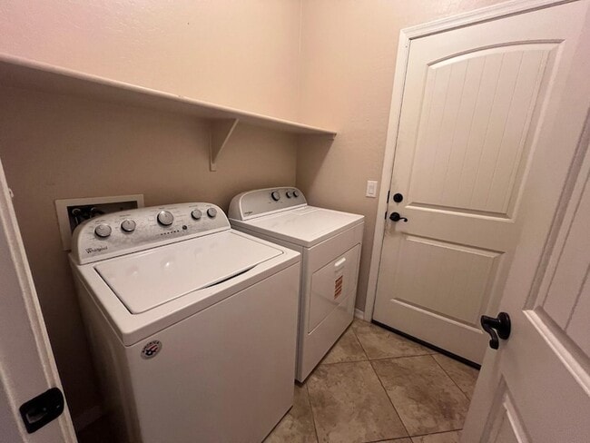 Building Photo - 898 E Del Rio St