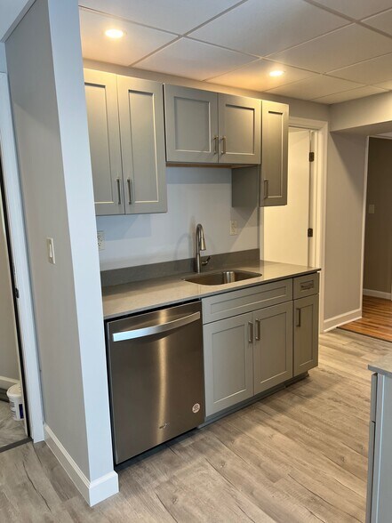 Building Photo - 410 Hillview Plz