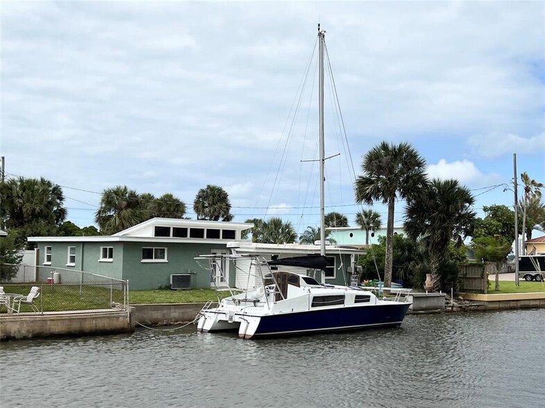 Neighbor boat - 209 Sandy Cir