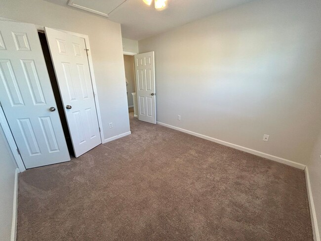 Building Photo - Updated 3 bedroom, 2 1/2 bathroom single f...