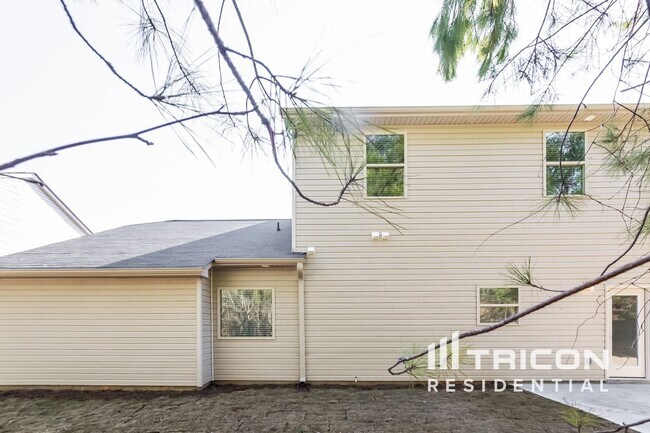 Building Photo - 347 Hawthorn Dr