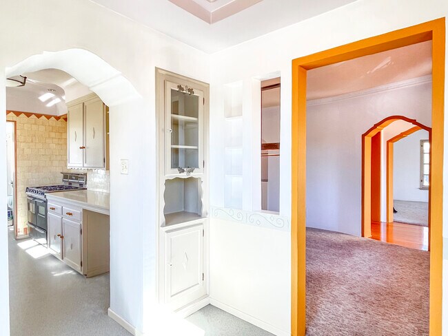 breakfast room to kitchen &dinning - 1017 S Stanley Ave