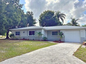 Building Photo - Renovated Home with Open Layout and Prime ...