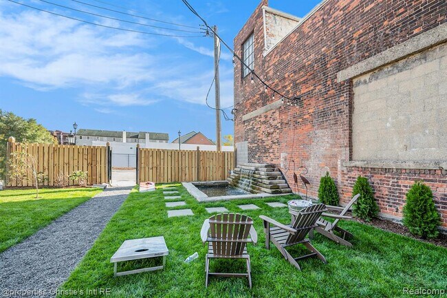 Building Photo - 701 W Canfield St